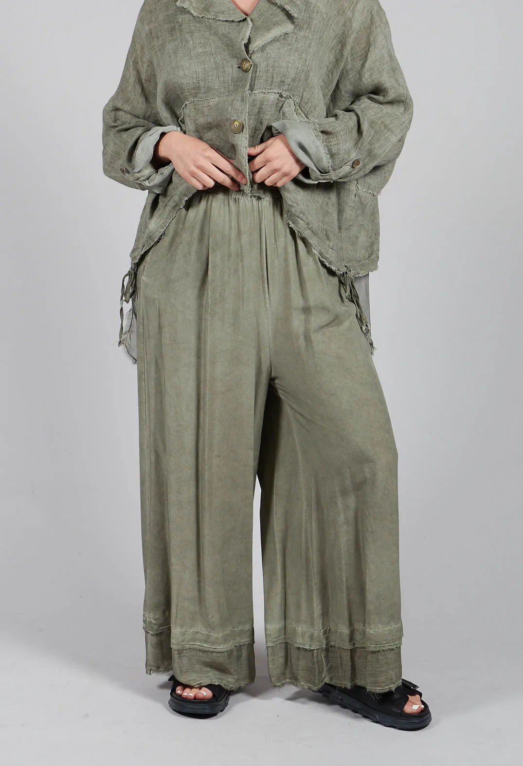 Wide Leg Trousers in Viscosa Tinto Marmorizzato Olive